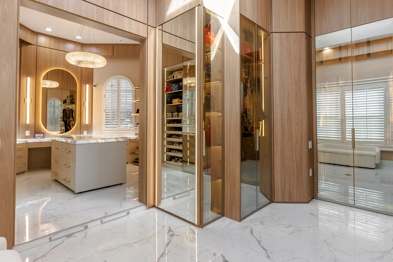 Custom walk-in closet · Full-height wardrobes and connected dressing spaces