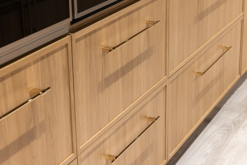 Slim handles and wood cabinet fronts · Orlando showroom